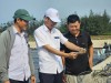 Cán bộ khuyến nông hướng dẫn kỹ thuật nuôi cá kình