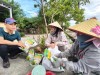 Cán bộ Trung tâm Khuyến nông tỉnh hướng dẫn bà con cách sử dụng chế phẩm sinh học để xử lý rơm rạ trên đồng ruộng