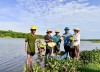 Cán bộ kỹ thuật Trung tâm Khuyến nông tỉnh hướng dẫn người dân trồng sen tại xã Vĩnh Hoàng - Ảnh: L.A