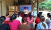 Ông Trần Đình Hiệp, PGĐ Sở Nông nghiệp và Môi trường, Trưởng ban Dự án chia sẻ, động viên bà con dân bản phát huy hiệu quả các thiết bị được hỗ trợ