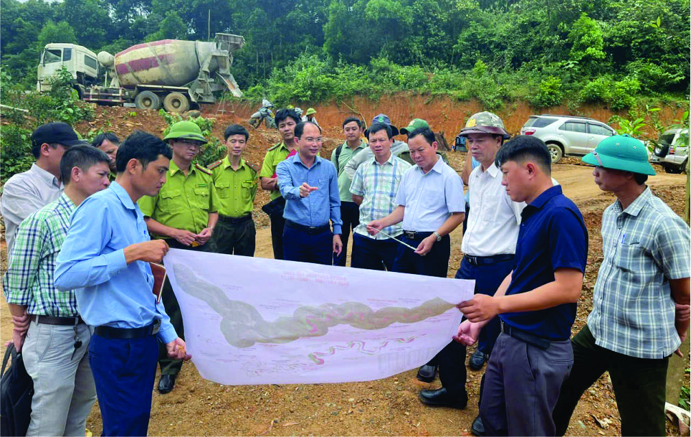 Lực lượng chức năng kiểm tra hiện trường dự án liên quan đến chuyển mục đích sử dụng rừng sang mục đích khác