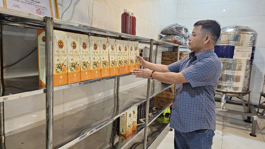 Anh Nguyễn Văn Quyết chăm chút từng sản phẩm mật ong Trường Sơn