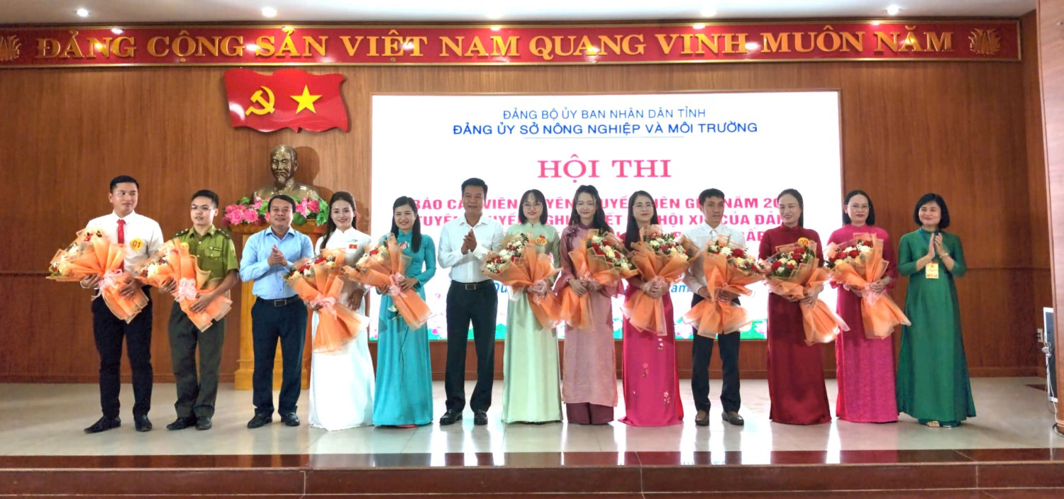 Đại diện lãnh đạo Đảng ủy UBND tỉnh, Sở Nông nghiệp và Môi trường tặng hoa chúc mừng các thí sinh tham dự vòng chung kết