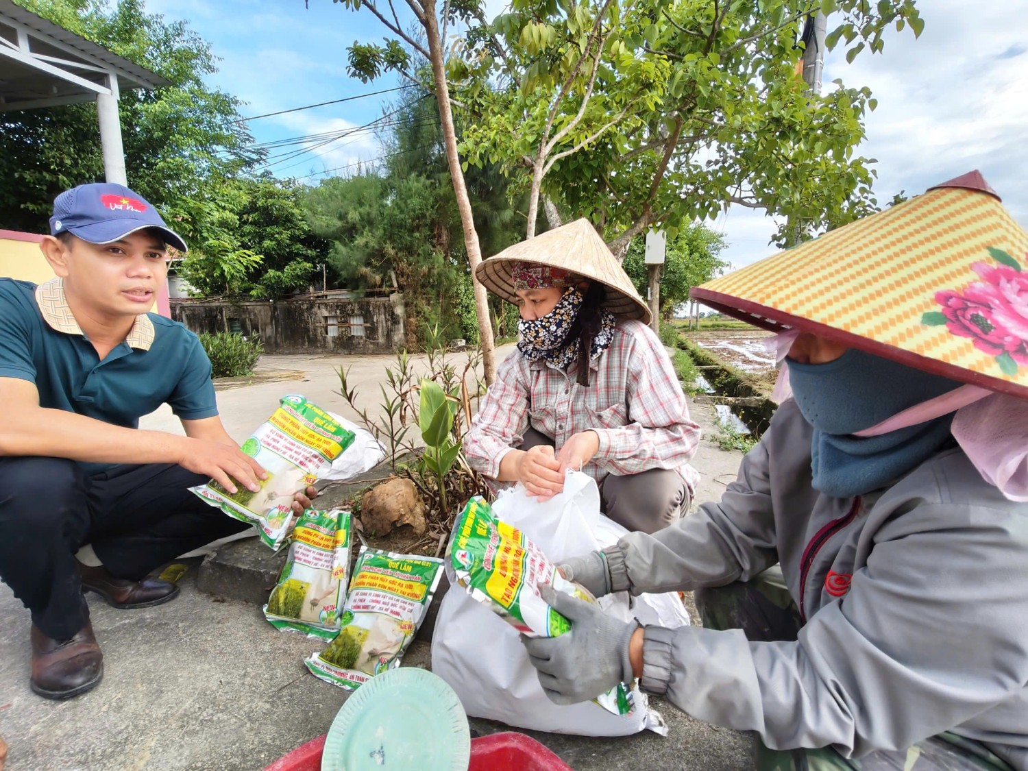 Cán bộ Trung tâm Khuyến nông tỉnh hướng dẫn bà con cách sử dụng chế phẩm sinh học để xử lý rơm rạ trên đồng ruộng