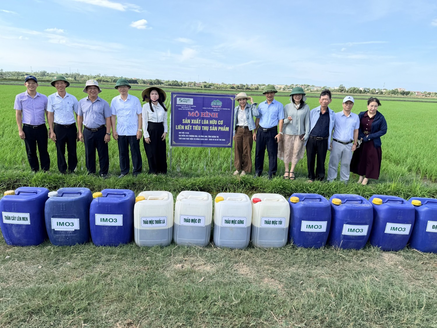 Đồng chí Trương An Ninh, Ủy viên Ban Thường vụ Tỉnh ủy, Trưởng Ban Tuyên giáo và Dân vận Tỉnh ủy đến thăm mô hình sản xuất lúa hữu cơ liên kết tiêu thụ sản phẩm tại HTX Nông nghiệp Thượng Hòa, xã Vĩnh Linh
