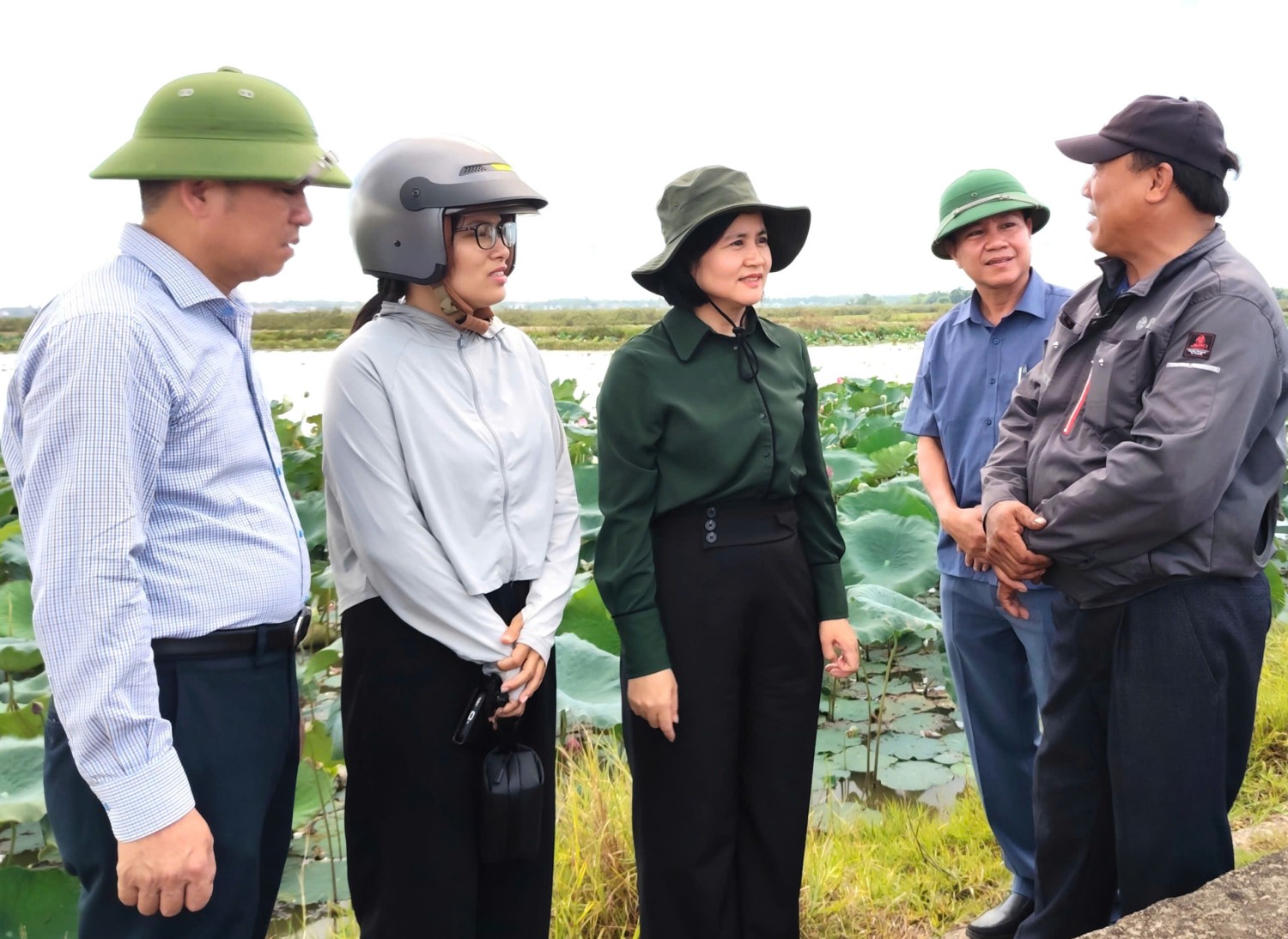 Đoàn Sở Nông nghiệp và Môi trường kiểm tra công tác chuyển đổi trên đất lúa vụ hè thu tại xã Lệ Thủy