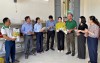 Giám đốc Hợp tác xã Nông sản hữu cơ Gio Linh (thứ 3, từ phải sang) giới thiệu sản phẩm gạo ST25 của đơn vị