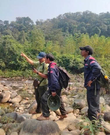 Cán bộ Kiểm lâm hướng dẫn sử dụng thiết bị ứng dụng công nghệ số trong quản lý, bảo vệ rừng