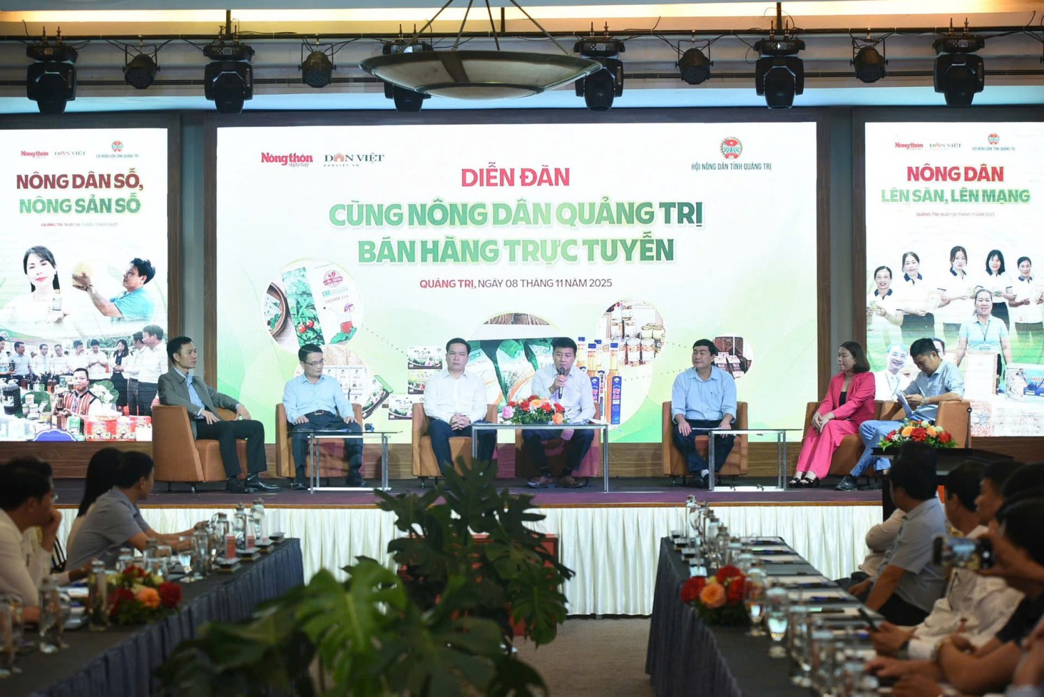 Các khách mời thảo luận, chia sẻ kinh nghiệm và giải pháp đưa nông sản lên sàn thương mại điện tử tại Diễn đàn