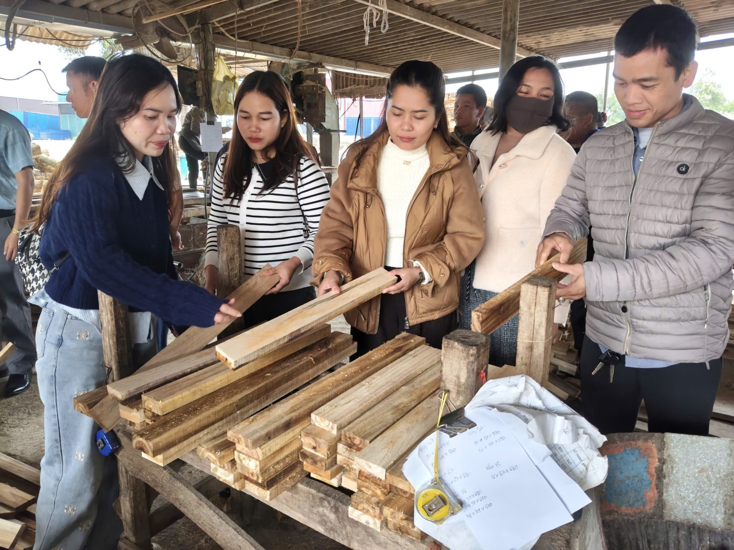 Học viên tham quan, học tập kinh nghiệm tại mô hình trồng rừng và cơ sở biến gỗ rừng trồng