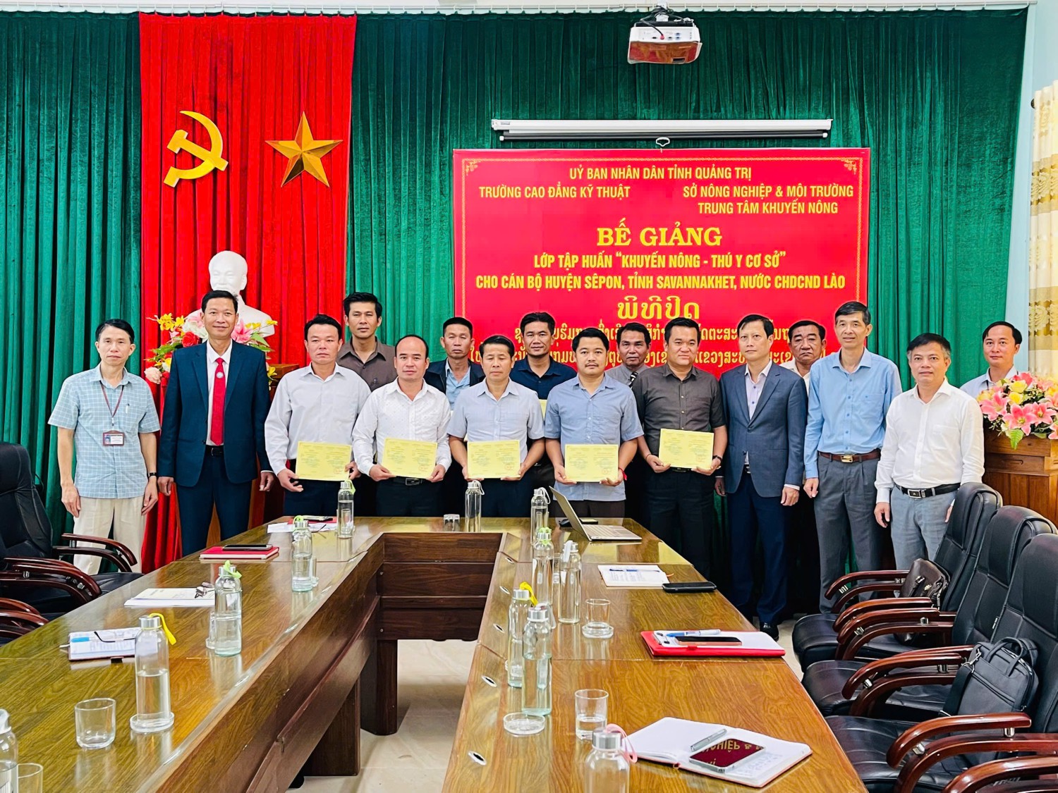 BẾ GIẢNG LỚP TẬP HUẤN “KHUYẾN NÔNG – THÚ Y CƠ SỞ” CHO CÁN BỘ NƯỚC BẠN LÀO