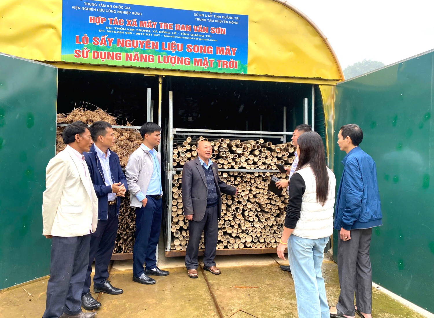 ảnh: Ông Lê Viết Sơn, Giám đốc HTX Mây tre đan Vân Sơn giới thiệu về nhà sấy bằng năng lượng mặt trời