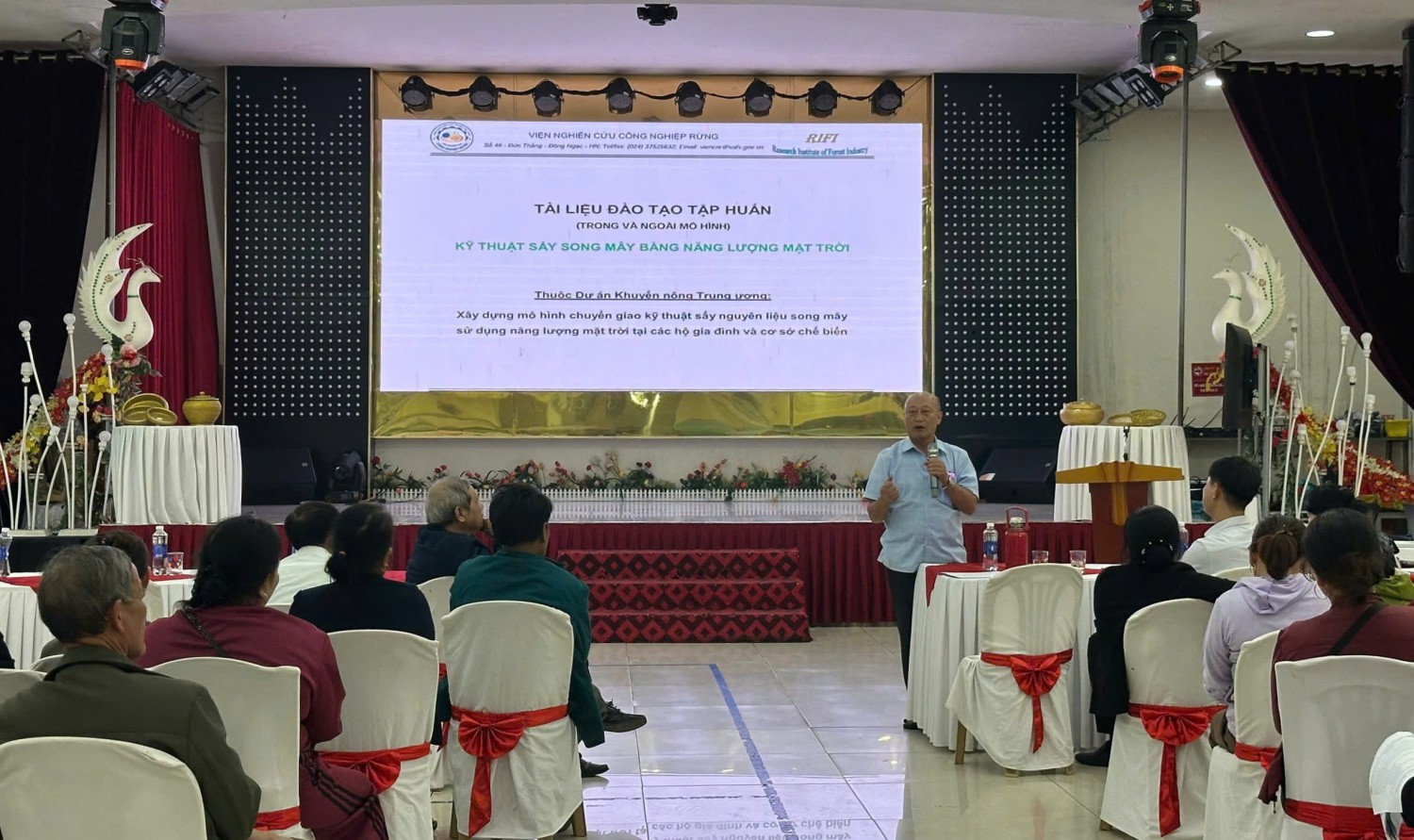 Ảnh: Học viên được phổ biến kỹ thuật sấy sử dụng năng lượng mặt trời tại lớp tập huấn