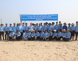 Công đoàn CSTV Trung tâm Khuyến nông tỉnh Quảng Trị ra quân làm sạch môi trường bờ biển